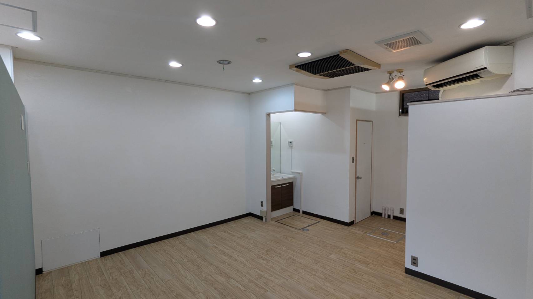 平和ビル103室内